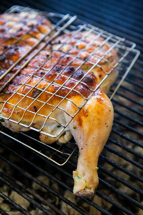 הפטנט הוא לצלות את העוף לאט, רחוק מהאש. "שטן איטלקי" // צילום וסטיילינג: איתיאל ציון